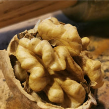 Charger l'image dans la galerie, Huile de noix première pression 50 cl