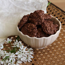 Charger l&#39;image dans la galerie, Macarons soufflés au chocolat et éclats d&#39;amandes 140g
