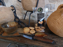 Charger l'image dans la galerie, Sablés Artisanaux aux Myrtilles - Biscuiterie Les Badines de Conques | Biscuits Traditionnels de l'Aveyron 160g
